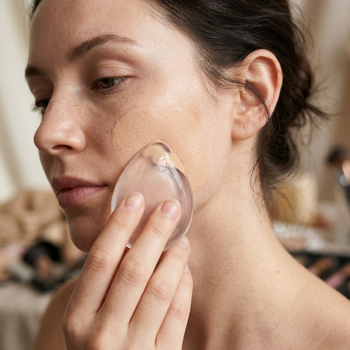 Application fond de teint avec éponge silicone